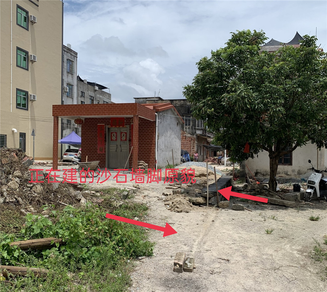 广东茂名电白一村民用沙石围堵村道,村民出行难!