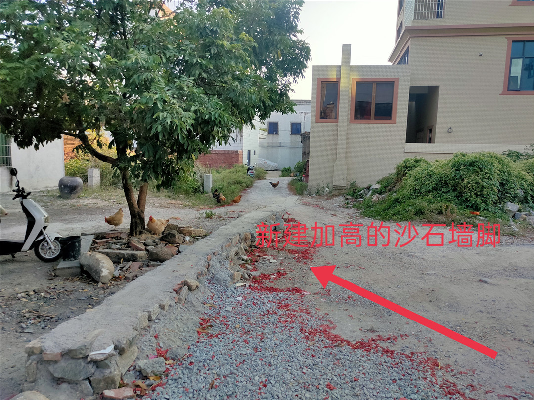 广东茂名电白一村民用沙石围堵村道,村民出行难!