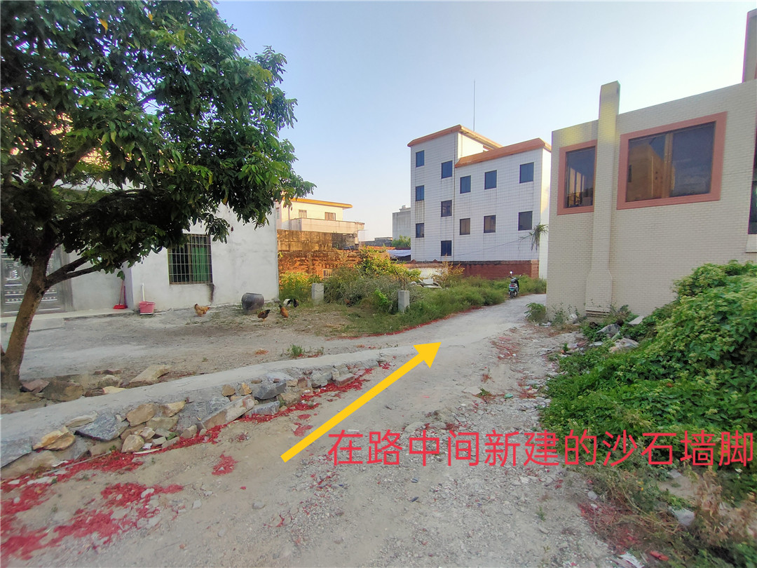 广东茂名电白一村民用沙石围堵村道,村民出行难!