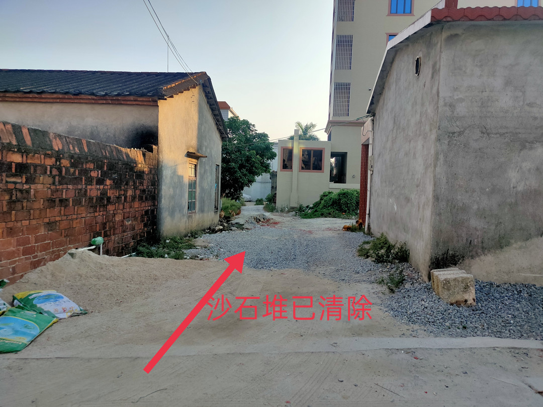 广东茂名电白一村民用沙石围堵村道,村民出行难!